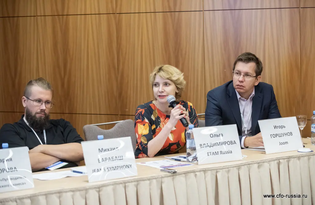 Михаил Барабаш, руководитель направления CRM и программы лояльности, JEANS SYMPHONY, Ольга Владимирова, финансовый директор, ETAM Russia, и Игорь Горшунов, директор по развитию, Joom barabash vladimirova gorshunov.JPG